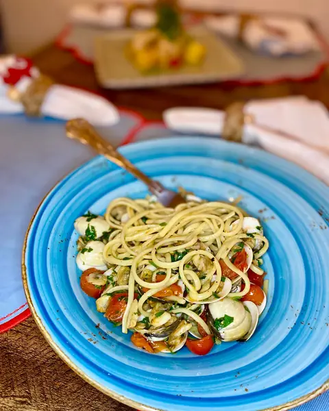 Spaghetti with cherry tomatoes and mozzarella