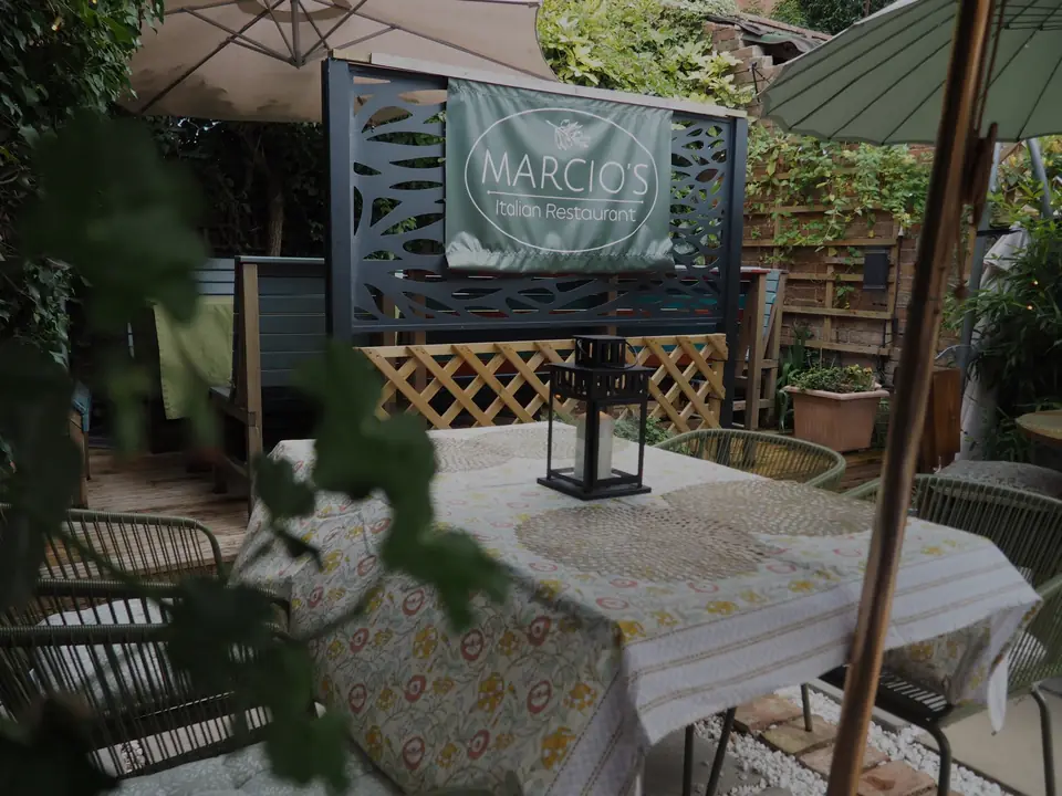 The back garden: the Marcio’s banner on a laser-cut screen, a lantern and a floral tablecloth